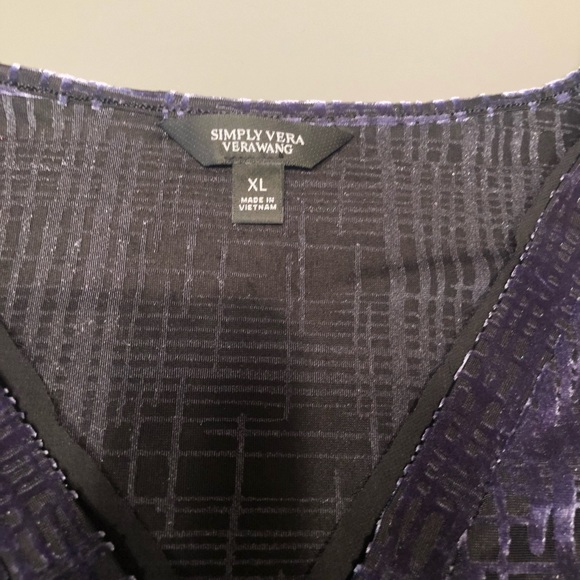 $$$$ 3 for $15 $$$$ Vera Wang Top - Picture 3 of 4